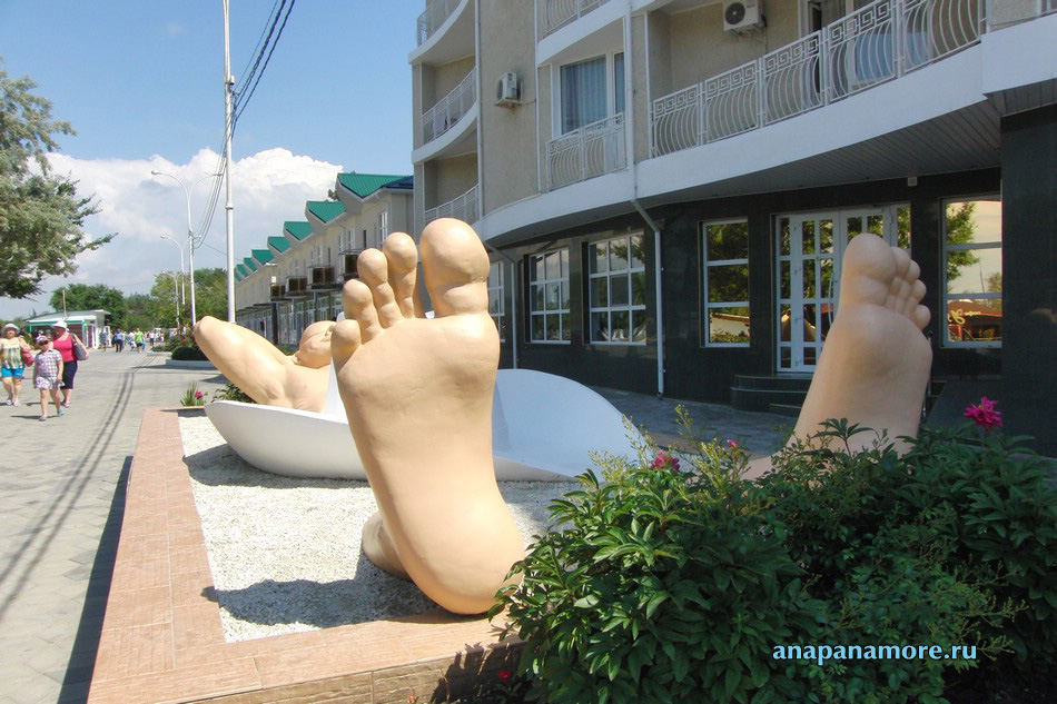 Скульптура туристу-курортнику. Анапа, 1 июня 2015