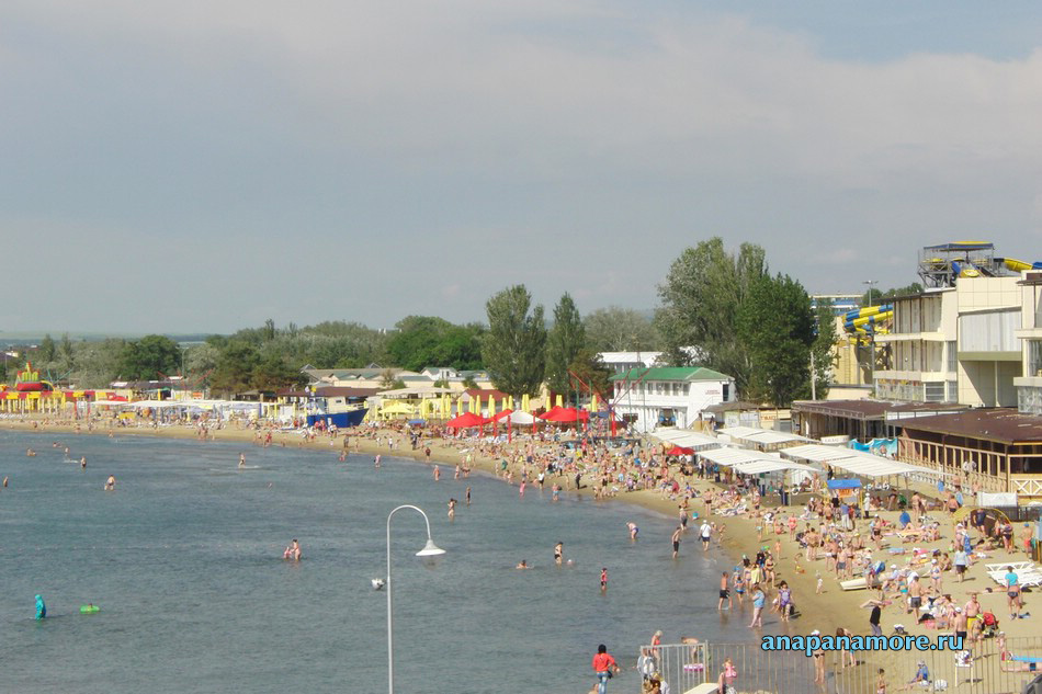 Вид на песчаный пляж с Набережной. Анапа, 1 июня 2015