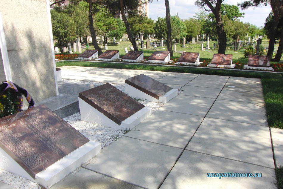 Братская могила советских воинов и мирных жителей города Анапа, замученных фашистскими оккупантами, 1942-1943 годы. Анапа, 3 июня 2015
