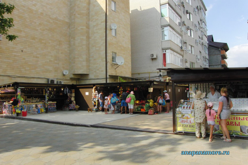 Небольшой рыночек на ул. Астраханской. Анапа, 23.06.2015