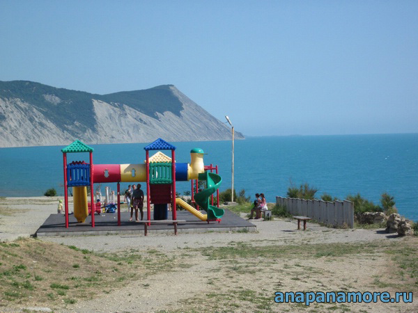 Детская площадка на спуске к пляжу | Анапа - отдых на море
